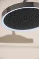 Regenbrause mit runder Kopfplatte in Chromoptik, ausgestattet mit LED-Beleuchtung, montiert an einer Wand. Ideal Standard-Produkt, geeignet für moderne Badezimmer.